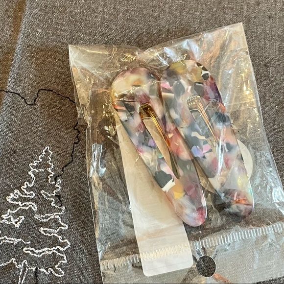 🥳2/$15 — SHEIN Pair of 2 Alligator Hair Clips Resin w/ Gold Metal Clip NWT - Picture 9 of 11